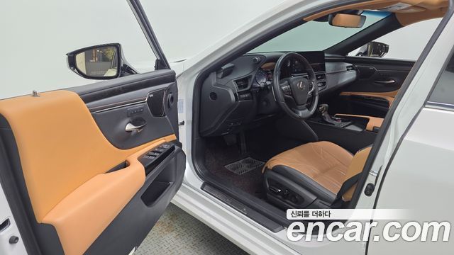 Lexus ES 2023 — photo 13