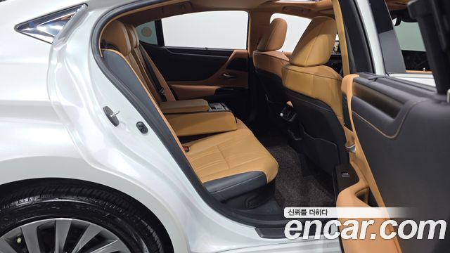 Lexus ES 2023 — photo 17