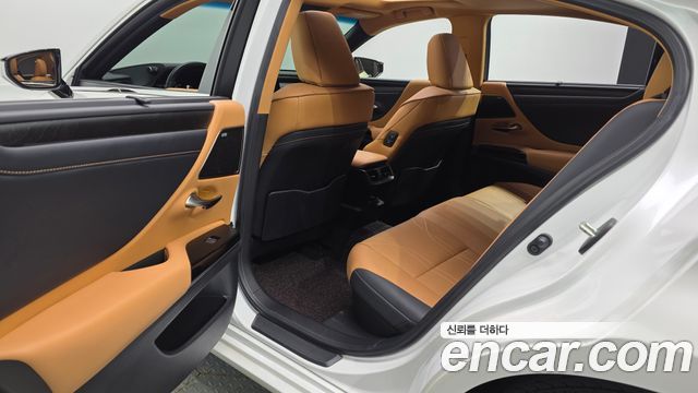 Lexus ES 2023 — photo 18