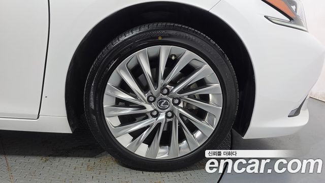 Lexus ES 2023 — photo 7