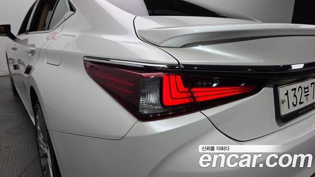 Lexus ES 2023 — photo 9