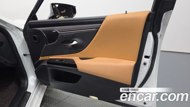 Lexus ES 2023 — photo 14
