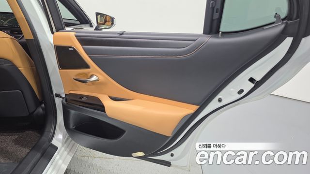 Lexus ES 2023 — photo 15