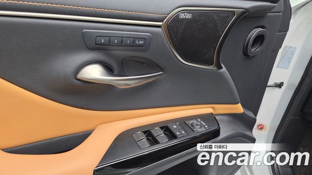 Lexus ES 2023 — photo 27