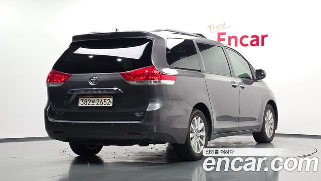 Toyota Sienna 2014 — photo 2