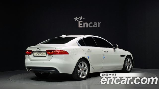 Jaguar XE 2019 — photo 2