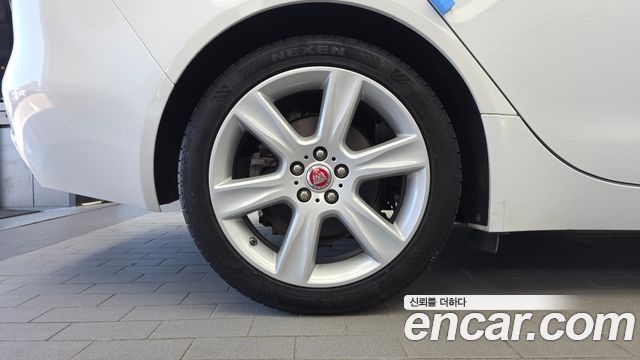 Jaguar XE 2019 — photo 5