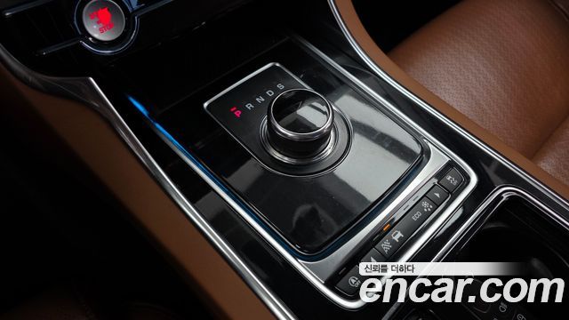 Jaguar XE 2019 — photo 9