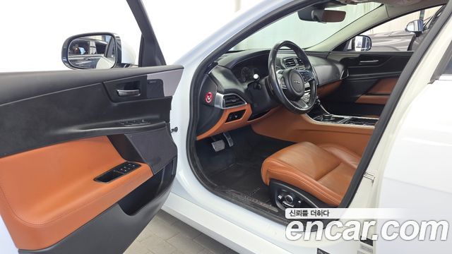 Jaguar XE 2019 — photo 10