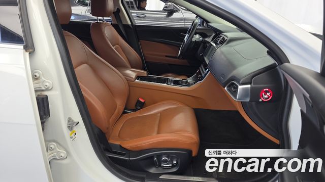 Jaguar XE 2019 — photo 11