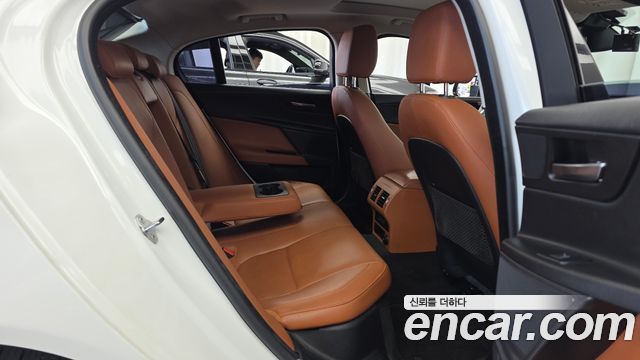 Jaguar XE 2019 — photo 12