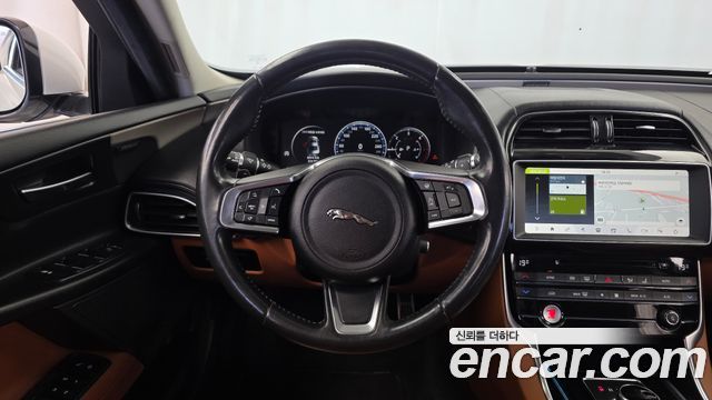 Jaguar XE 2019 — photo 13
