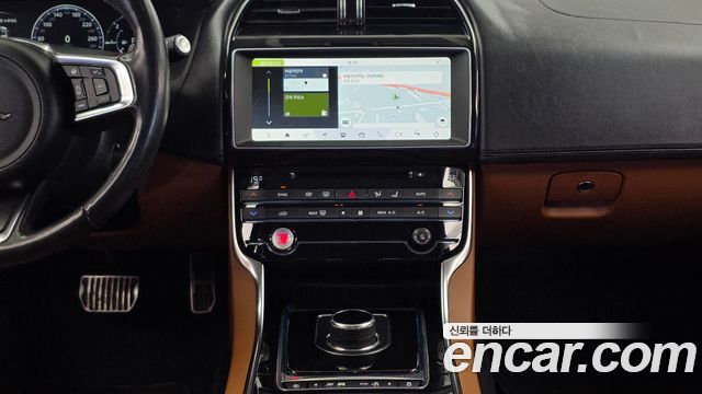 Jaguar XE 2019 — photo 14