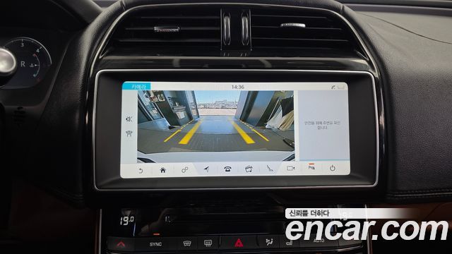 Jaguar XE 2019 — photo 15