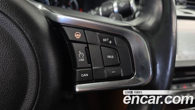 Jaguar XE 2019 — photo 17