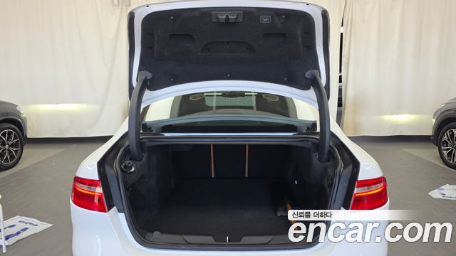 Jaguar XE 2019 — photo 20