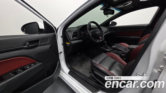 Hyundai AVANTE 2018 — photo 13