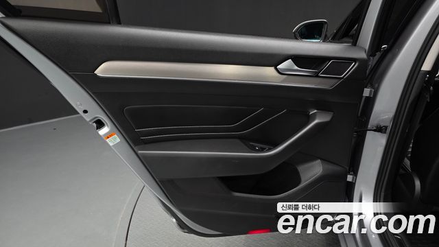 Volkswagen Passat 2022 — photo 15