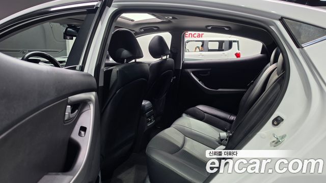 Hyundai AVANTE 2015 — photo 11