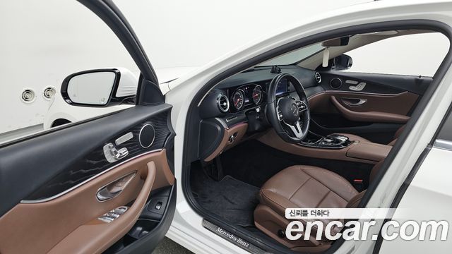 Mercedes-Benz E-Class 2020 — photo 13