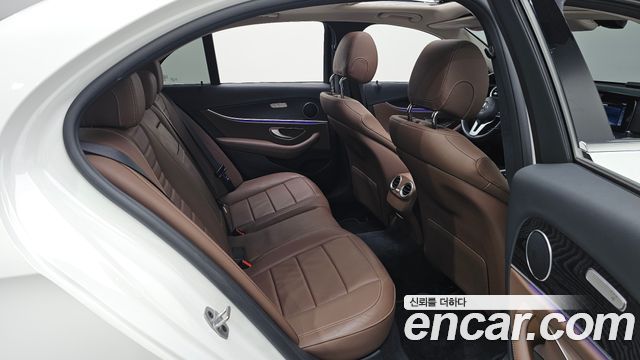 Mercedes-Benz E-Class 2020 — photo 18