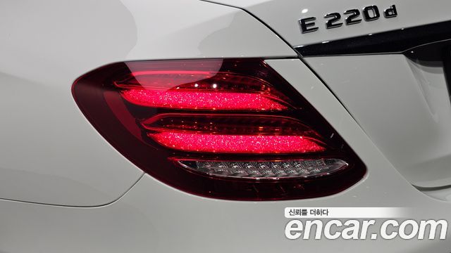 Mercedes-Benz E-Class 2020 — photo 9