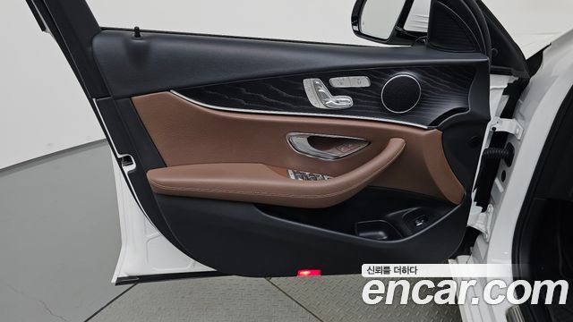 Mercedes-Benz E-Class 2020 — photo 14