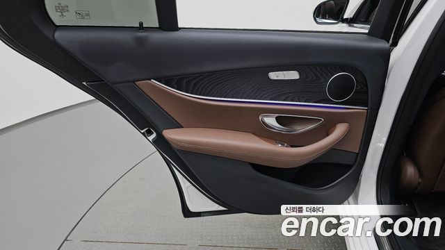 Mercedes-Benz E-Class 2020 — photo 15