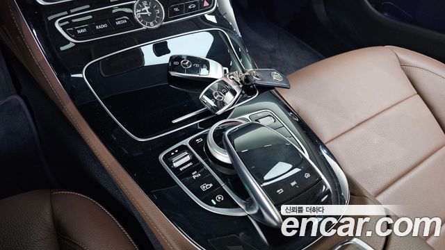 Mercedes-Benz E-Class 2020 — photo 27