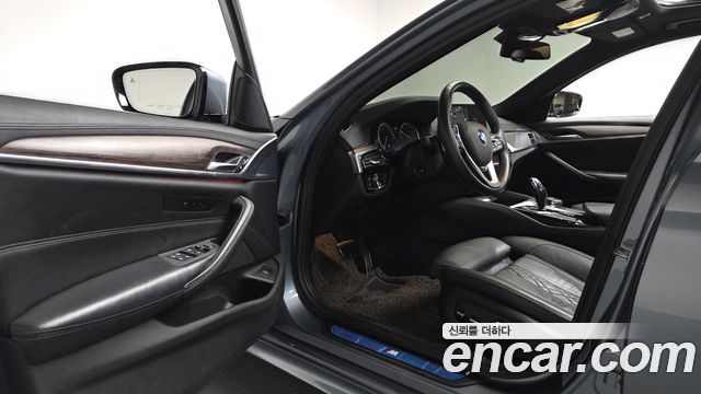 BMW 5-Series 2018 — photo 13