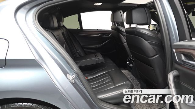 BMW 5-Series 2018 — photo 17