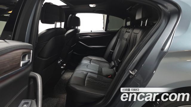 BMW 5-Series 2018 — photo 18