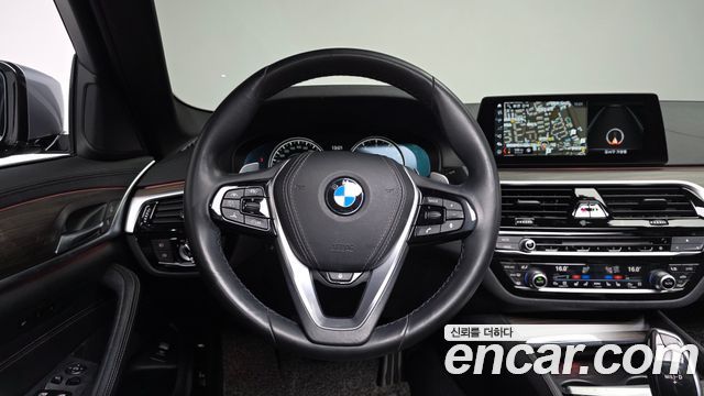 BMW 5-Series 2018 — photo 19