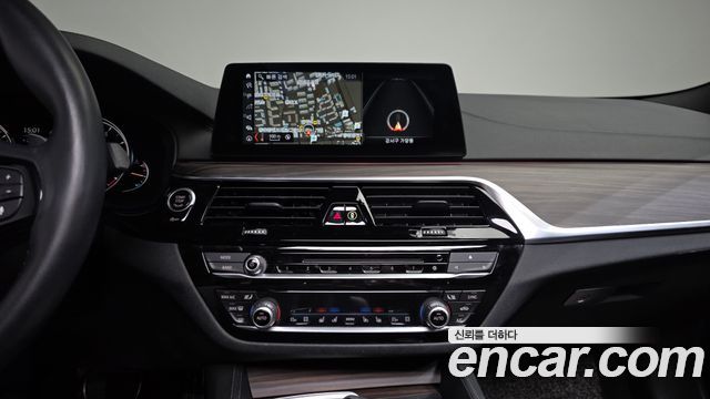 BMW 5-Series 2018 — photo 20