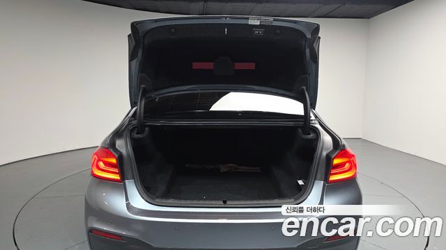BMW 5-Series 2018 — photo 26