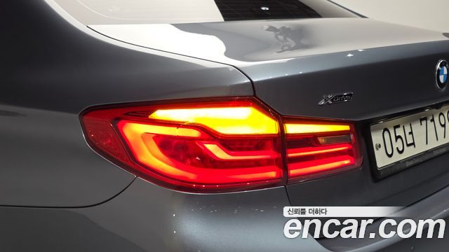 BMW 5-Series 2018 — photo 9