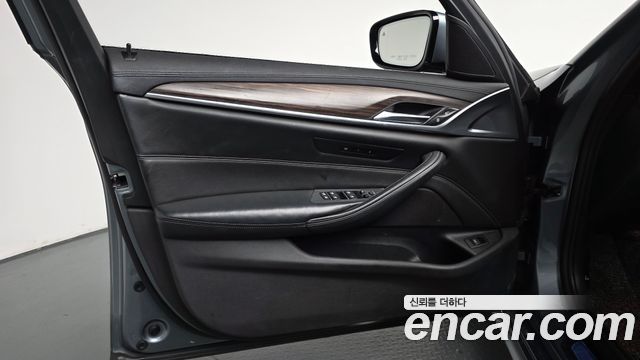 BMW 5-Series 2018 — photo 14
