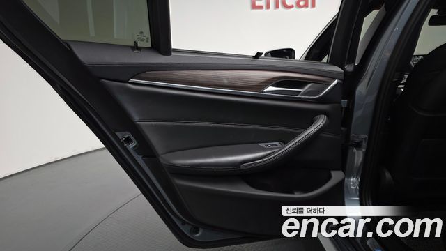 BMW 5-Series 2018 — photo 15