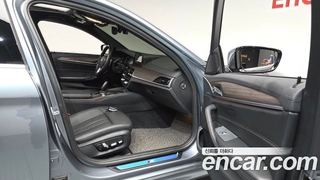 BMW 5-Series 2018 — photo 16