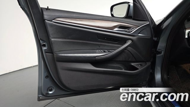 BMW 5-Series 2018 — photo 28