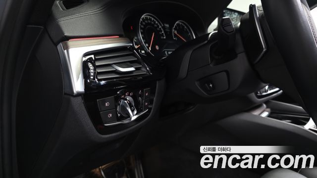 BMW 5-Series 2018 — photo 37