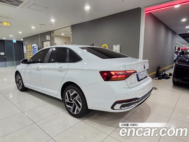 Volkswagen Jetta 2023 — photo 2