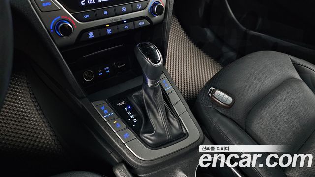 Hyundai AVANTE 2018 — photo 12