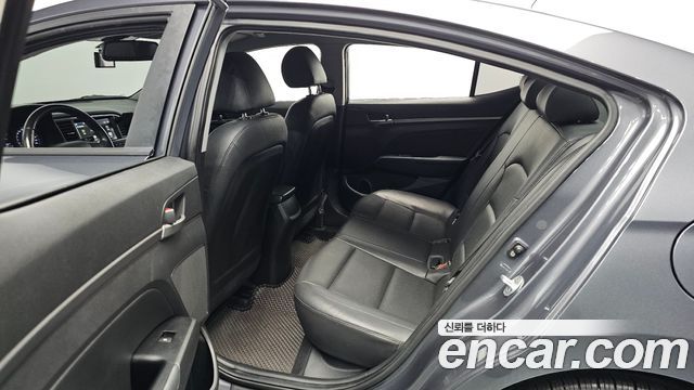 Hyundai AVANTE 2018 — photo 17