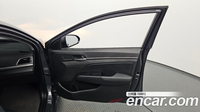 Hyundai AVANTE 2018 — photo 14