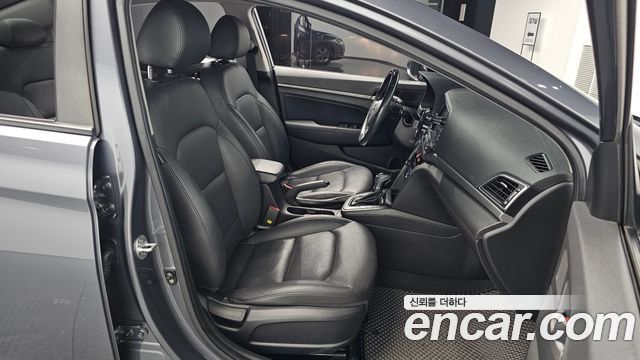 Hyundai AVANTE 2018 — photo 16