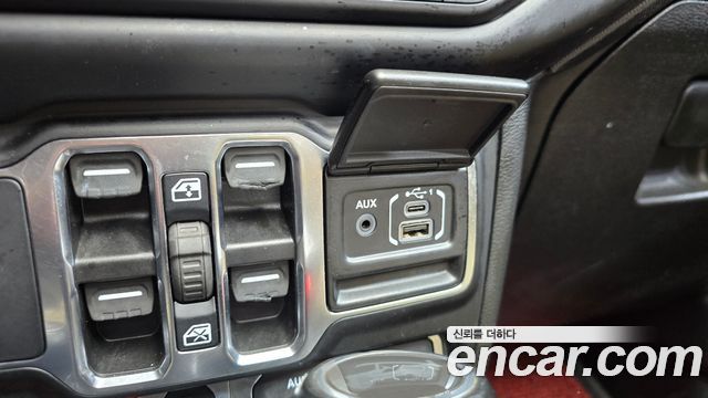 Jeep Wrangler 2021 — photo 18