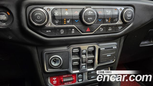 Jeep Wrangler 2021 — photo 31