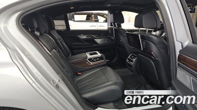 BMW 7-Series 2020 — photo 18
