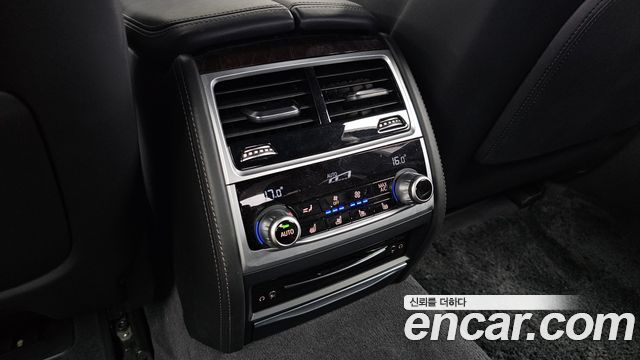 BMW 7-Series 2020 — photo 25